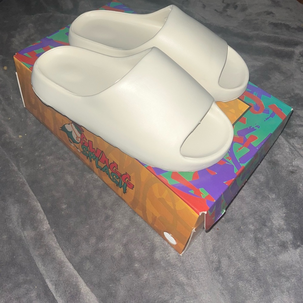 Beige Quiet Luxury Style Slides - Picture 9 of 12